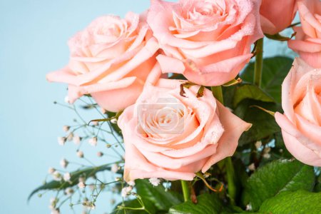 Foto de Ramo de flores rosadas en fondo azul. Cerca de flores de rosas. Tarjeta de felicitación con espacio para texto. - Imagen libre de derechos