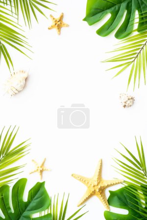 Foto de Verano plano yacía fondo. Hojas tropicales, hojas de palma y conchas marinas sobre fondo blanco. - Imagen libre de derechos
