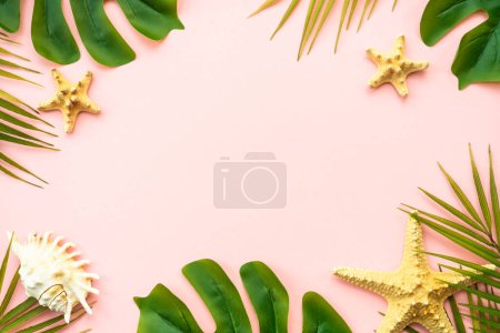Téléchargez les photos : Plat d'été fond laïc. Feuilles tropicales, feuilles de palmier et coquillages sur fond blanc. - en image libre de droit