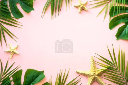 Téléchargez les photos : Plat d'été posé sur fond rose. Feuilles tropicales, feuilles de palmier et coquillages. - en image libre de droit
