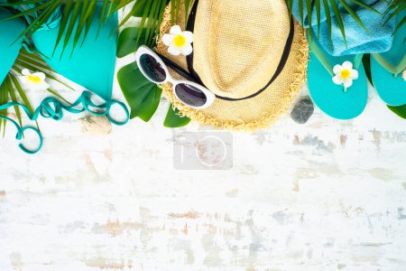 Téléchargez les photos : Vacances d'été et concept de voyage. Feuilles de palmier, chapeau, flip flop sur blanc. Vue du dessus. - en image libre de droit