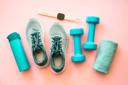 Foto de Fondo de fitness, concepto de estilo de vida saludable. Equipamiento deportivo en vista superior rosa. - Imagen libre de derechos