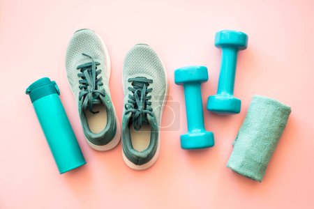 Foto de Fondo de fitness, concepto de estilo de vida saludable en rosa. Azul femenino Equipamiento deportivo vista superior. - Imagen libre de derechos