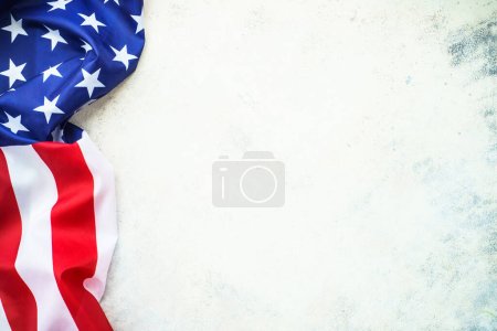 Téléchargez les photos : 4 juillet, concept de fête de l'indépendance. Drapeau américain sur blanc. Image avec espace de copie pour la conception. - en image libre de droit