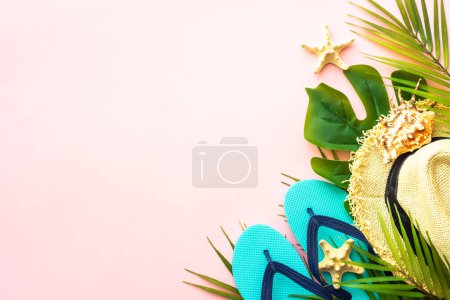 Foto de Vacaciones de verano y concepto de viaje. Hojas de palma, conchas marinas y sombrero sobre fondo rosa. Piso con espacio de copia. - Imagen libre de derechos