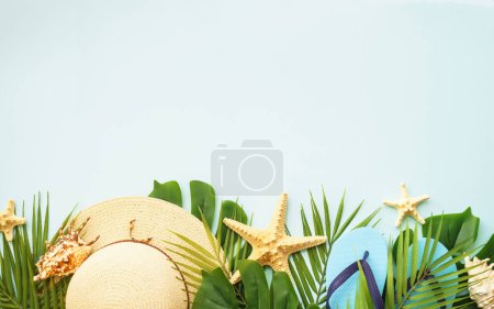Téléchargez les photos : Vacances d'été et concept de voyage. Feuilles de palmier, chapeau, flip flop et lunettes de soleil sur fond blanc. Pose plate avec espace de copie. - en image libre de droit