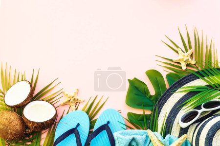 Téléchargez les photos : Vacances d'été sur fond rose. Feuilles de palmier, noix de coco, chapeau et coquillages sur fond rose. - en image libre de droit