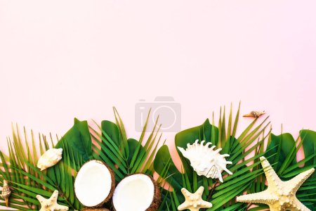 Téléchargez les photos : Plat d'été fond laïc. Feuilles tropicales, feuilles de palmier, noix de coco et coquillages sur fond rose. - en image libre de droit