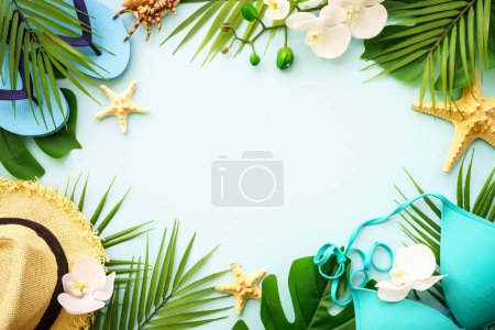 Téléchargez les photos : Vacances d'été et concept de voyage. Feuilles de palmier, chapeau, flip flop et coquilles sur fond bleu. Pose plate avec espace de copie. - en image libre de droit
