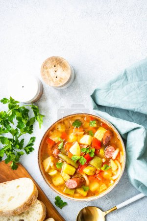 Téléchargez les photos : Soupe au minestrone, soupe de légumes italienne aux saucisses fumées, vue de dessus avec espace pour copier. - en image libre de droit