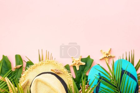 Téléchargez les photos : Plat d'été fond laïc. Feuilles de palmier, coquillages et tissu d'été sur fond rose. - en image libre de droit