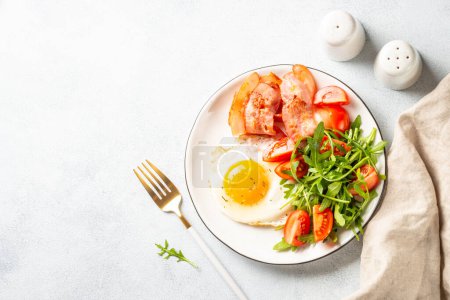 Foto de Desayuno o almuerzo saludable. Faro, huevos y ensalada fresca. Vista superior con espacio de copia en blanco. - Imagen libre de derechos