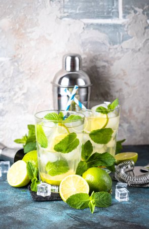 Téléchargez les photos : Mojito au rhum, menthe et citron vert en grand verre. Boisson estivale traditionnelle avec glace. - en image libre de droit