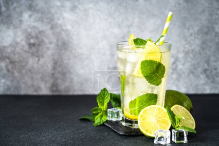 Foto de Mojito con ron y lima sobre fondo negro. Tradición Bebida de verano con hielo. - Imagen libre de derechos