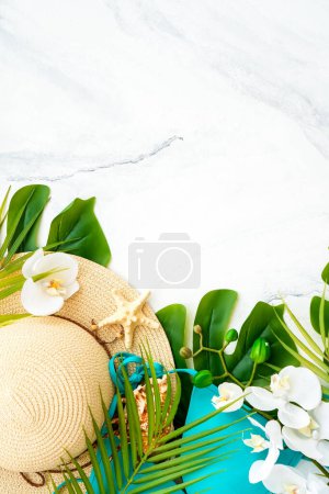 Foto de Vacaciones de verano y concepto de viaje. Hojas de palma, sombrero y flores tropicales sobre fondo blanco. Piso con espacio de copia. - Imagen libre de derechos