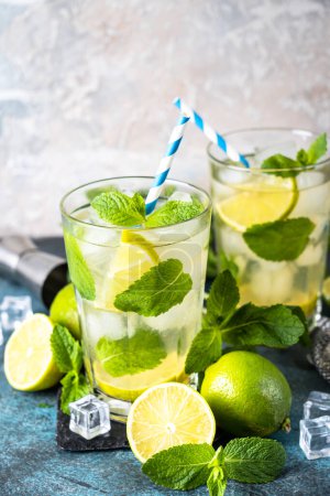 Foto de Mojito con ron, menta y lima en vaso alto. Bebida tradicional de verano con hielo. - Imagen libre de derechos