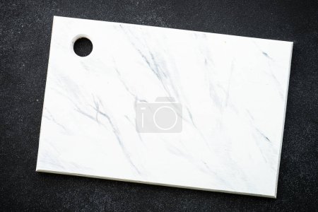 Téléchargez les photos : Panneau de marbre blanc à fond sombre. Vue du dessus. - en image libre de droit