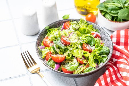 Téléchargez les photos : Salade de légumes verts aux feuilles fraîches. Aliments sains. - en image libre de droit