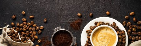 Foto de Taza de café y granos de café en la mesa oscura. Formato de banner largo. - Imagen libre de derechos