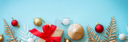 Téléchargez les photos : Composition de Noël avec décorations de vacances sur bleu. Vue supérieure avec espace de copie. - en image libre de droit