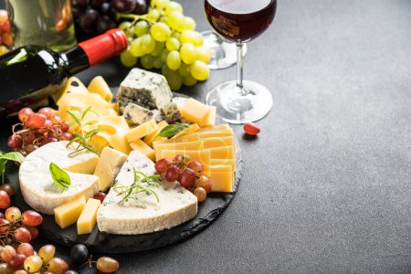 Téléchargez les photos : Plateau de fromage avec assortiment de fromages artisanaux sur ardoise. - en image libre de droit