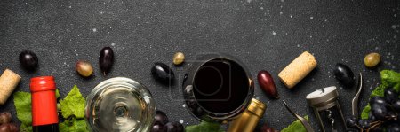 Foto de Vino tinto y blanco con fondo negro. Vasos de vino, botellas y crapé fresco. Formato de banner largo. - Imagen libre de derechos