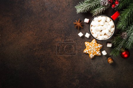 Foto de Fondo para hornear Navidad. Galletas de Navidad con chocolate caliente, especias y decoraciones. Vista superior con espacio para la receta. - Imagen libre de derechos