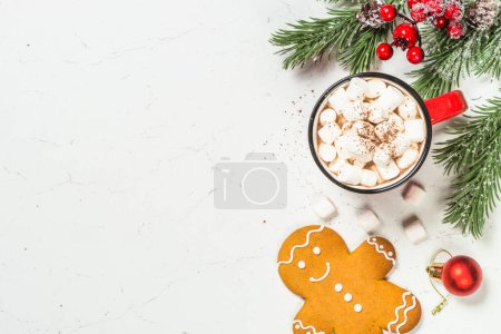 Foto de Galletas de chocolate caliente y pan de jengibre con decoraciones navideñas. Vista superior con espacio de copia. - Imagen libre de derechos