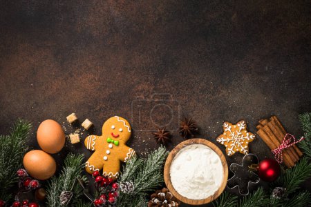 Foto de Cocción de Navidad Ingredientes con decoraciones navideñas. Vista superior con espacio de copia. - Imagen libre de derechos
