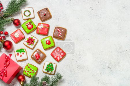 Téléchargez les photos : Biscuits au pain d'épice de Noël avec décorations de vacances. Cadeau créatif fait à la main pour les vacances de Noël. Image vue du dessus. - en image libre de droit