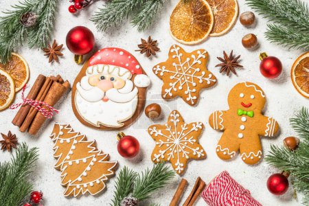 Téléchargez les photos : Biscuits au pain d'épice de Noël avec des épices et décorations de vacances. La nourriture de Noël. Image vue du dessus. - en image libre de droit