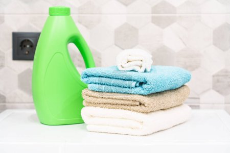 Foto de Montón de toallas de baño y detergente. Toallas limpias en la lavandería o el baño. - Imagen libre de derechos