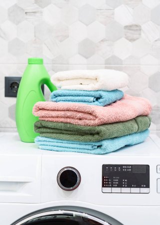 Téléchargez les photos : Serviettes de bain propres et gel détergent à la purée de lavage dans la salle de bain.. - en image libre de droit