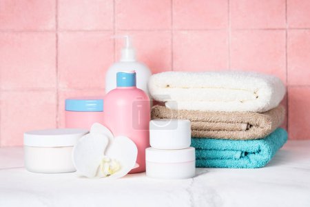 Foto de Toallas limpias y productos cosméticos en el baño. - Imagen libre de derechos