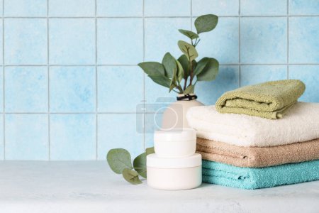 Téléchargez les photos : Produits cosmétiques et serviettes propres dans la salle de bain. Soins spa et produits de beauté. - en image libre de droit