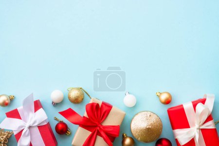 Téléchargez les photos : Concept de journée de boxe avec décorations de Noël. Cadeaux de Noël sur fond bleu. Vue supérieure avec espace de copie. - en image libre de droit