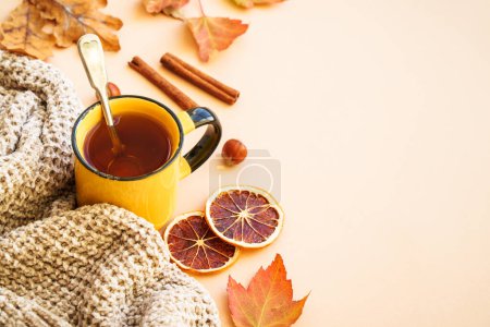 Téléchargez les photos : Tasse de thé, épices, feuilles sèches et pull tricoté chaud. Composition d'automne confortable. - en image libre de droit