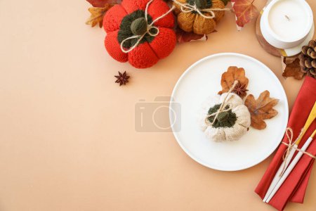 Téléchargez les photos : Thanksgiving table vue de dessus sur fond de couleur. Assiette blanche, couverts et décorations d'automne. - en image libre de droit