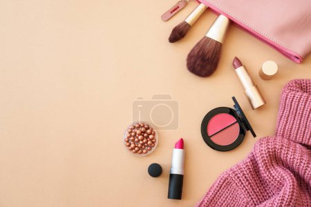 Foto de Productos cosméticos, maquillaje con tela y accesorios sobre fondo de color. Imagen de laico plano. - Imagen libre de derechos