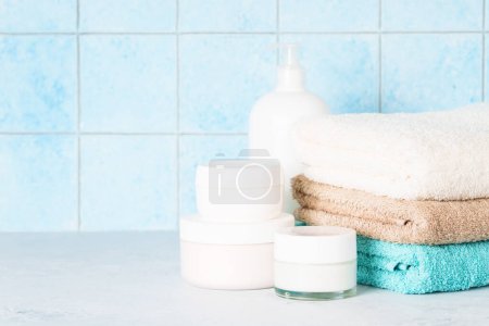 Téléchargez les photos : Salle de bain avec produits cosmétiques et serviettes propres. Produits de beauté, relaxation, soin de la peau. - en image libre de droit