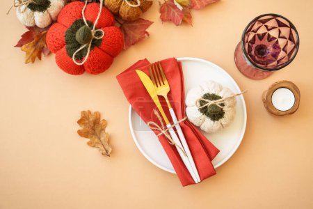 Téléchargez les photos : Thanksgiving table vue de dessus sur fond de couleur. Assiette blanche, couverts et décorations d'automne. - en image libre de droit