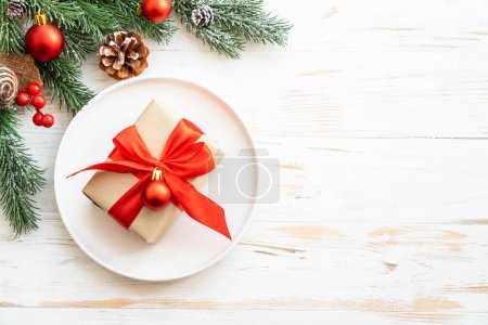 Foto de Mesa de Navidad con fondo de comida navideña. Placa blanca y decoraciones vista superior. - Imagen libre de derechos