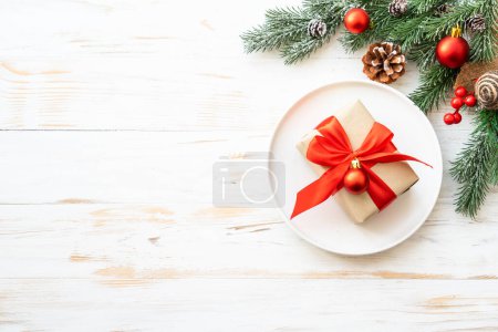 Foto de Mesa de Navidad con fondo de comida navideña. Placa blanca y decoraciones vista superior. - Imagen libre de derechos
