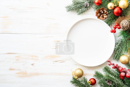 Téléchargez les photos : Cadre de table de Noël avec décorations de vacances. Pose plate avec espace de copie. - en image libre de droit