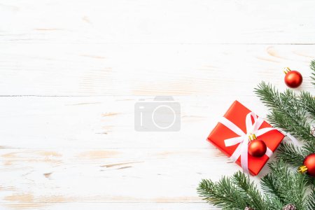 Téléchargez les photos : Fond de Noël. Coffret cadeau et décorations de Noël. Pose plate sur blanc avec espace de copie. - en image libre de droit