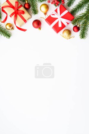 Téléchargez les photos : Coffret cadeau de Noël, sapin et décorations sur fond blanc. - en image libre de droit