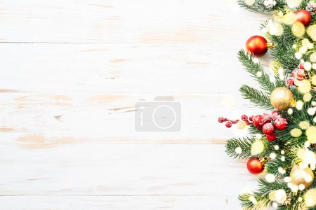 Téléchargez les photos : Fond de Noël avec effet de lumière. Coffret cadeau et décorations de Noël. Pose plate sur blanc avec espace de copie. - en image libre de droit