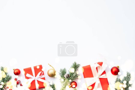 Foto de Fondo de Navidad con efecto de luz. Caja de regalo y decoraciones navideñas. Piso en blanco con espacio de copia. - Imagen libre de derechos