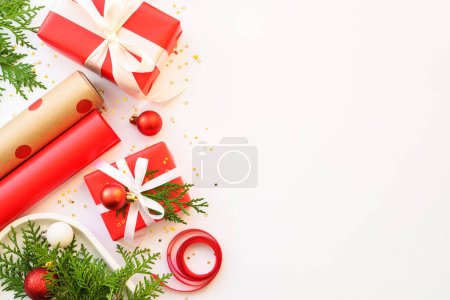 Foto de Caja regalo de Navidad y decoraciones en fondo blanco. Envolviendo regalo de Navidad. Imagen plana con espacio de copia. - Imagen libre de derechos