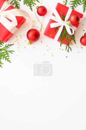 Téléchargez les photos : Noël Présentez la boîte et les décorations sur fond blanc. Image de pose plate avec espace de copie. - en image libre de droit